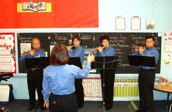 ■■1/14/2006■■Japanese for Kids語学教室での演奏